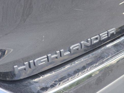 Used 2022 Toyota Highlander XLE AWD/4WD image 19