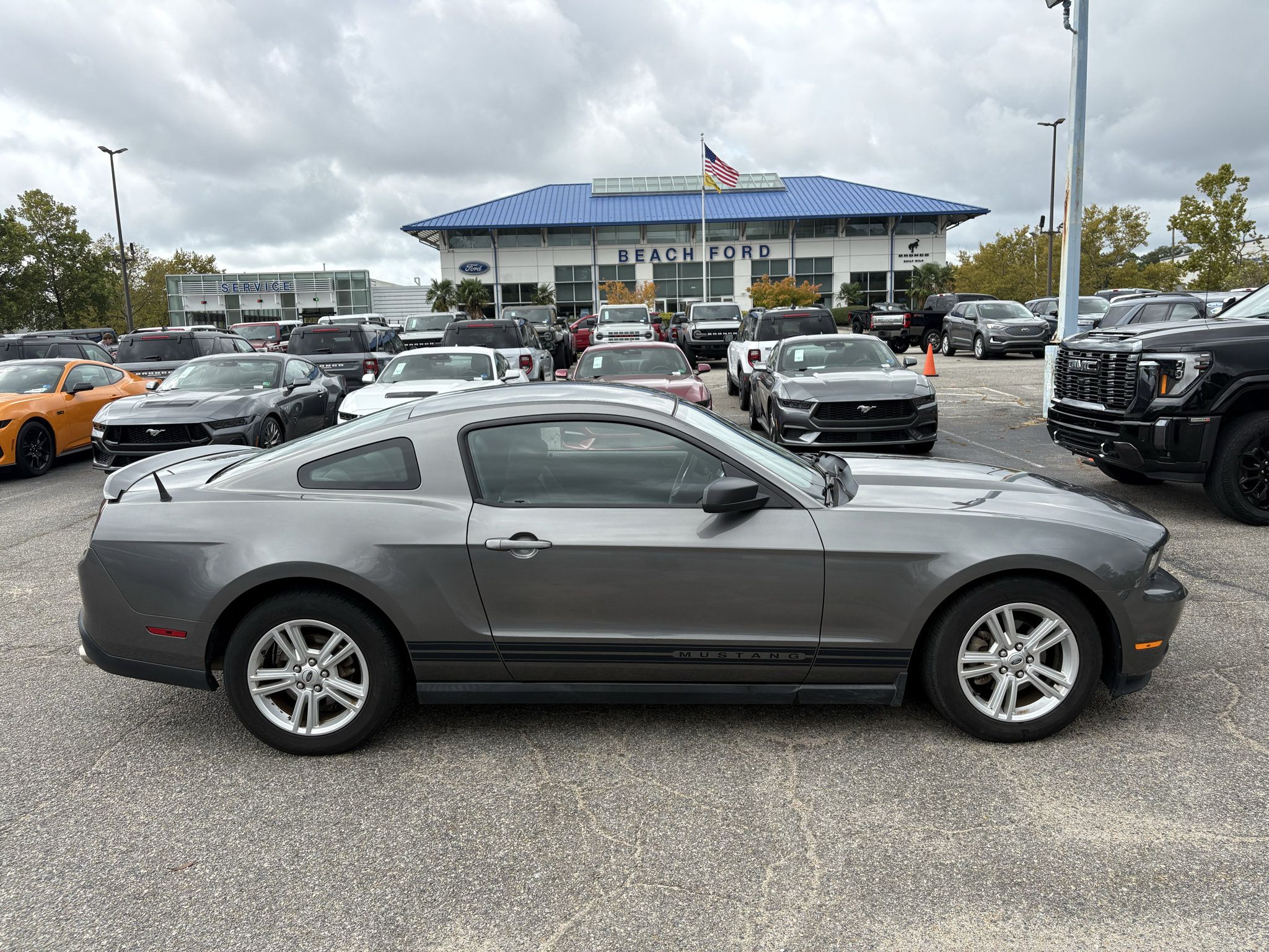 Used 2010 Ford Mustang Coupe RWD image 4