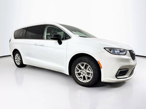 Used 2024 Chrysler Pacifica Touring-L FWD image 5