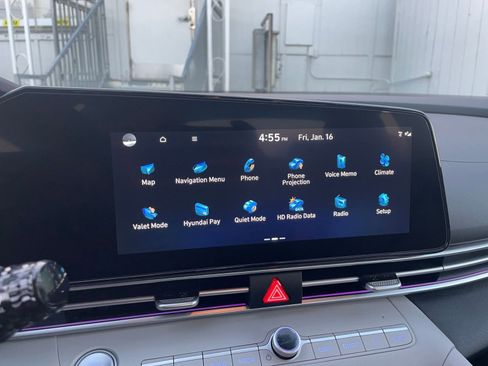 Used 2025 Hyundai Elantra Limited image 21