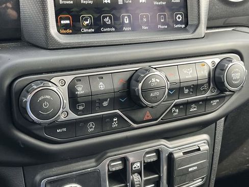 Used 2021 Jeep Wrangler Unlimited Sahara image 31