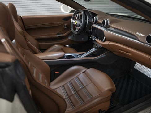 Used 2021 Ferrari Portofino RWD image 34