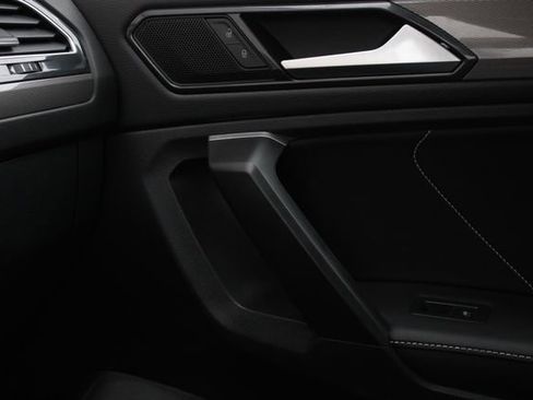 Used 2024 Volkswagen Tiguan SE w/ Panoramic Sunroof Package image 22