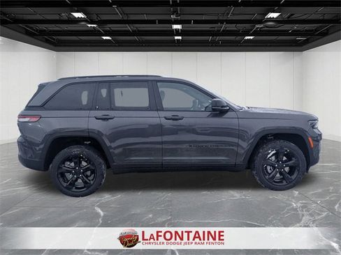 New 2025 Jeep Grand Cherokee Altitude image 6