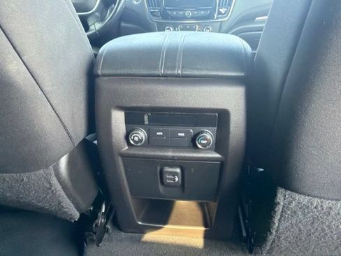 Used 2022 Chevrolet Traverse LT AWD/4WD image 16