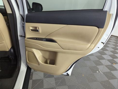 Used 2016 Mitsubishi Outlander SEL image 33