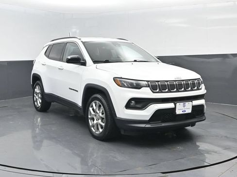 Used 2022 Jeep Compass Latitude AWD/4WD image 2