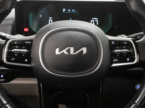 Used 2025 Kia Carnival FWD image 18