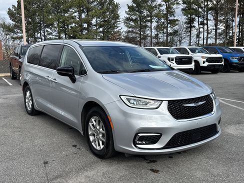 Used 2024 Chrysler Pacifica Touring-L image 4