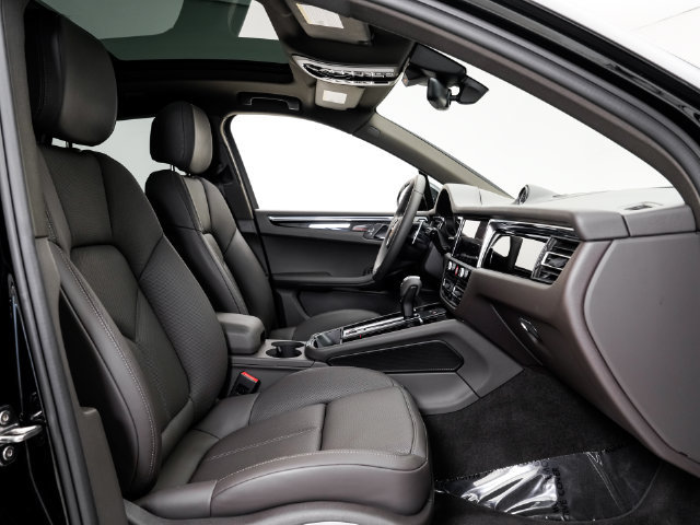 Certified 2026 Porsche Macan AWD/4WD image 24