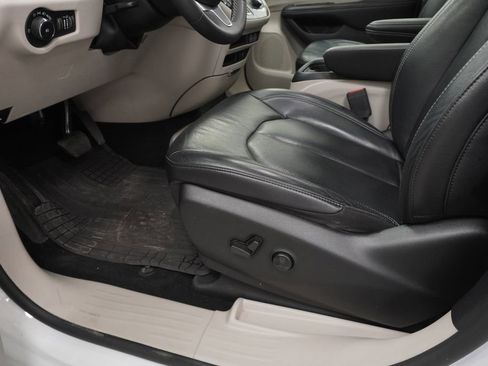 Used 2022 Chrysler Pacifica Touring-L AWD/4WD image 38