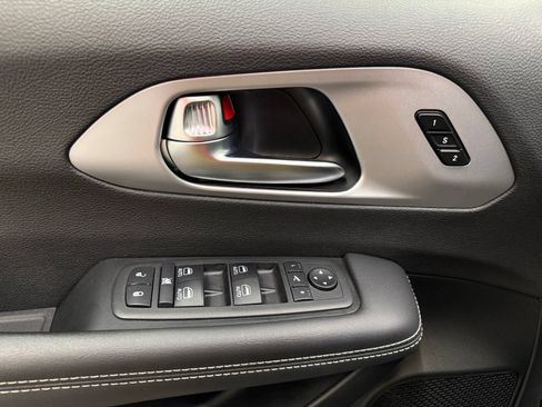 Used 2025 Chrysler Pacifica Limited FWD image 10