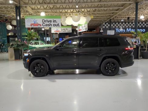 Used 2024 Jeep Grand Cherokee L Limited w/ Black Appearance Package image 11