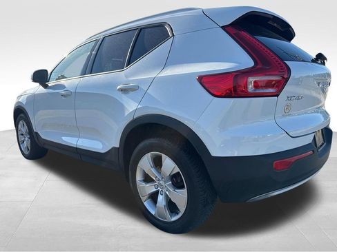 Used 2020 Volvo XC40 T5 Momentum image 3