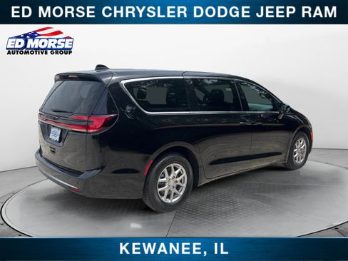New 2027 Chrysler Pacifica Select FWD image 5