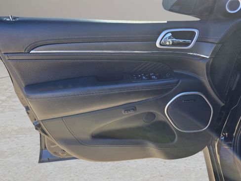 Used 2018 Jeep Grand Cherokee SRT image 29