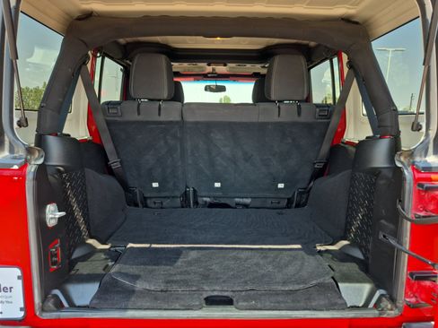 Used 2018 Jeep Wrangler Unlimited Rubicon w/ Connectivity Group AWD/4WD image 21