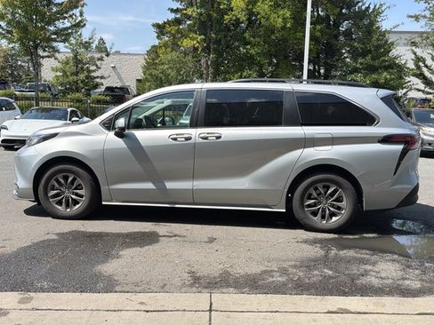 Used 2022 Toyota Sienna LE AWD/4WD image 8
