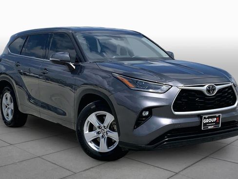 Used 2021 Toyota Highlander LE FWD image 3