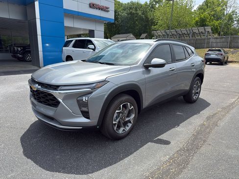 New 2026 Chevrolet Trax LT w/ Driver Confidence Package FWD image 1