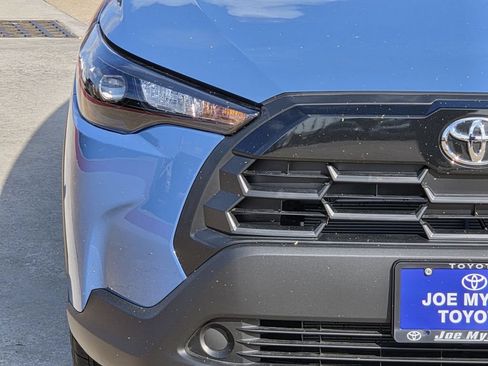 Used 2026 Toyota Corolla Cross LE FWD image 5