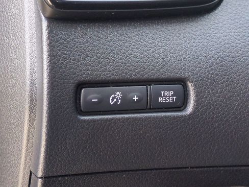 Used 2017 Nissan Rogue SV w/ Sun & Sound Touring Package image 18