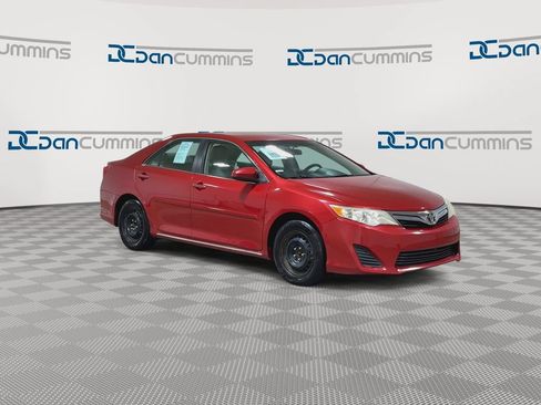 Used 2014 Toyota Camry LE FWD image 2