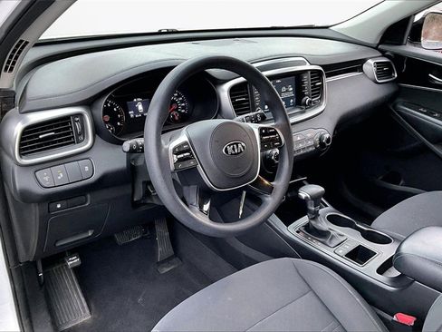 Used 2019 Kia Sorento LX image 16