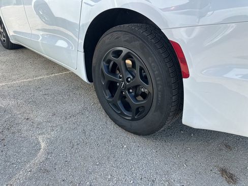 Used 2024 Chrysler Pacifica Select image 13