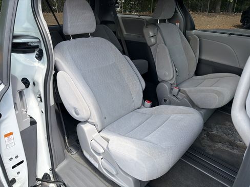 Used 2018 Toyota Sienna LE FWD image 34