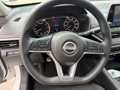 Used 2024 Nissan Altima 2.5 SV FWD image 30