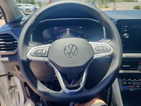 Used 2025 Volkswagen Taos SE FWD image 9
