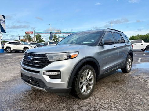 Used 2023 Ford Explorer XLT w/ Equipment Group 202A RWD image 7