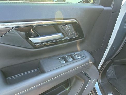 Used 2025 Chevrolet Suburban Premier AWD/4WD image 15