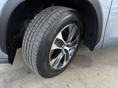 Used 2021 Toyota Highlander XLE FWD image 22