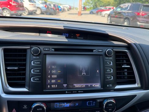 Used 2019 Toyota Highlander XLE AWD/4WD image 14
