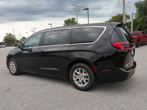 Used 2024 Chrysler Pacifica Touring-L FWD image 17