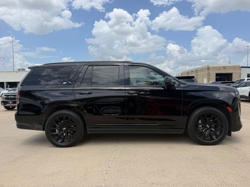 Used 2022 Cadillac Escalade Sport Platinum w/ LPO, ONYX Package AWD/4WD image 4