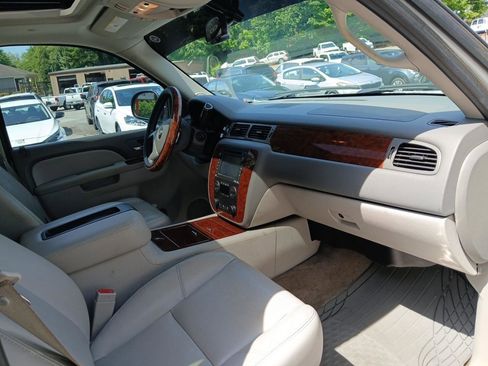 Used 2012 Chevrolet Avalanche LTZ RWD image 17
