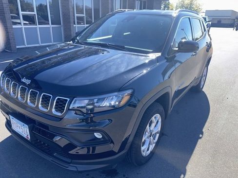 Used 2025 Jeep Compass Latitude w/ Convenience Group image 2