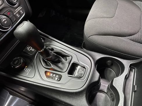 Used 2019 Jeep Cherokee Latitude w/ Popular Appearance Group AWD/4WD image 18