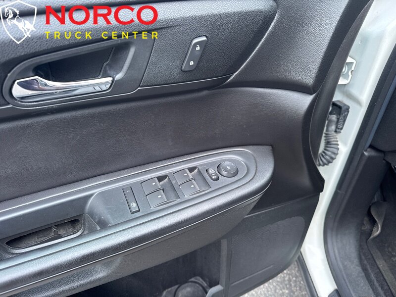 Used 2015 GMC Acadia SLE FWD image 17