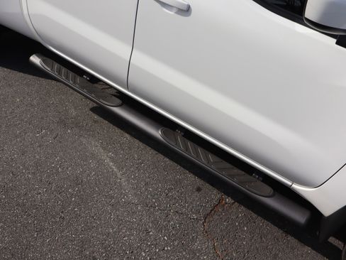 Used 2023 Nissan Frontier SV w/ Technology Package image 12