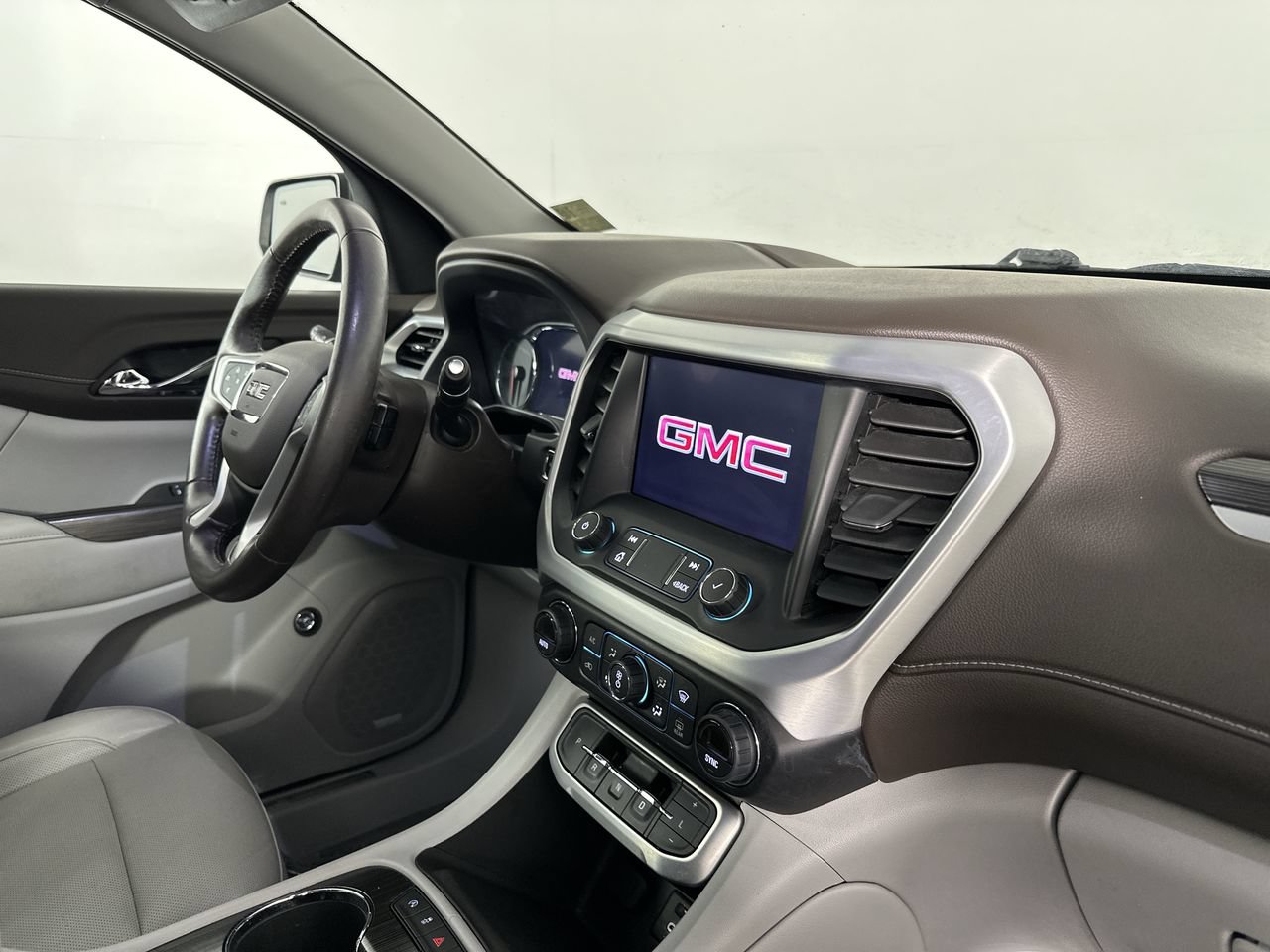 Used 2020 GMC Acadia SLT w/ Driver Alert Package II FWD image 14