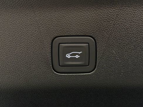 Used 2025 Chevrolet Tahoe Z71 w/ Comfort Package image 18