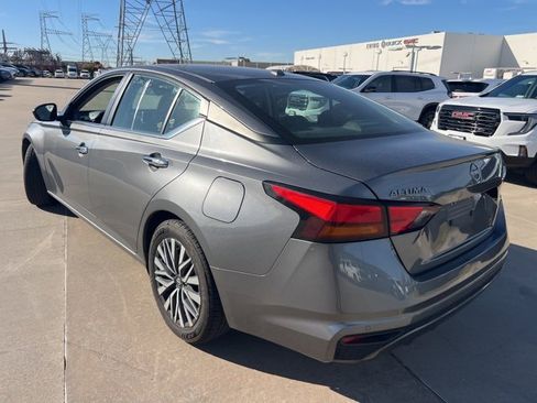 Used 2024 Nissan Altima 2.5 SV image 3