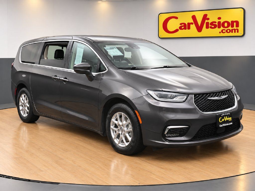 Used 2023 Chrysler Pacifica Touring-L FWD image 1