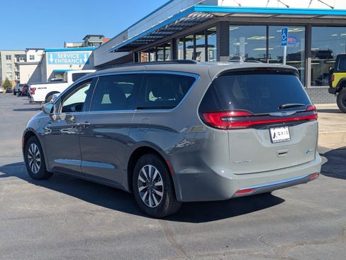 Used 2021 Chrysler Pacifica Touring image 7