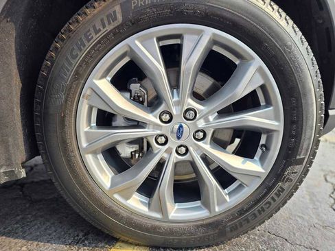 Used 2022 Ford Explorer XLT w/ Equipment Group 202A image 9