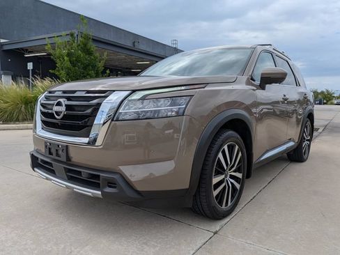 Used 2024 Nissan Pathfinder Platinum w/ Cargo Package AWD/4WD image 10